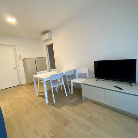 Modern With Terrace Near The Sea דירה